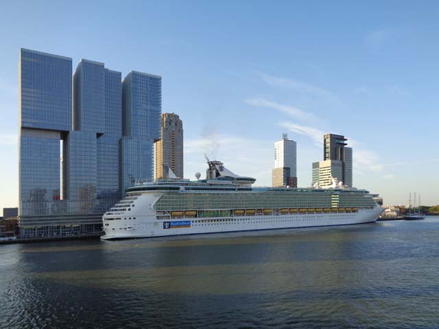 Cruiseschip ms Independence of the Seas van Royal Caribbean Cruises Ltd. aan de Cruise Terminal Rotterdam